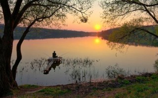 Как выбрать лучшее время для рыбалки